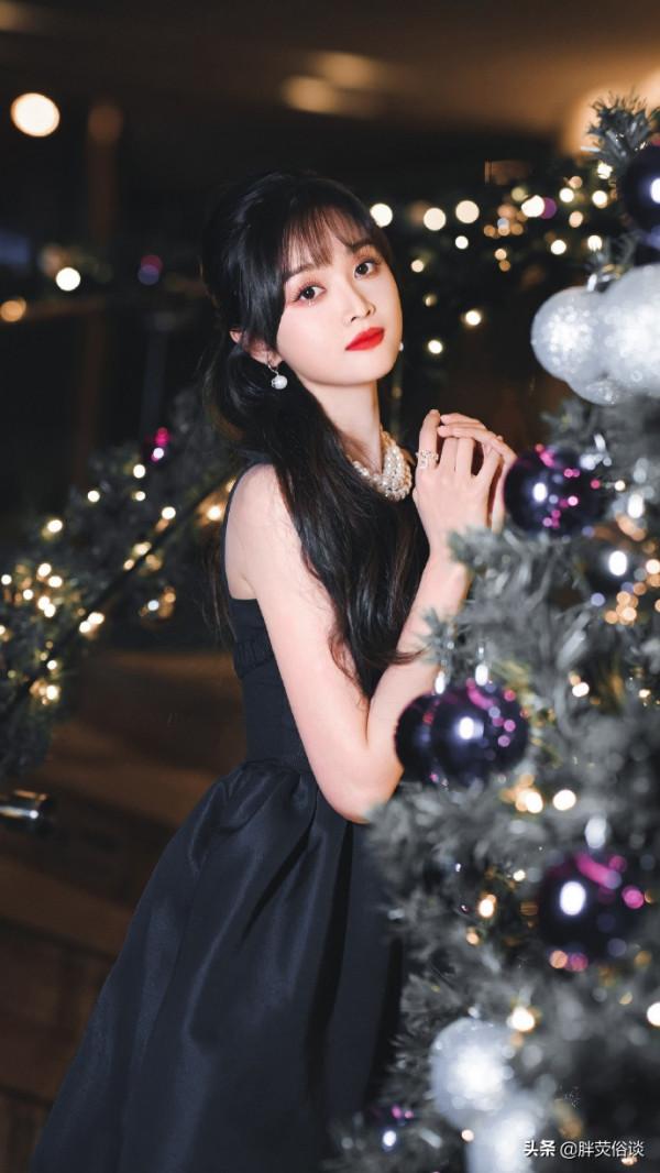 吳宣儀一身黑裙，精緻得像一個芭比娃娃美麗可愛