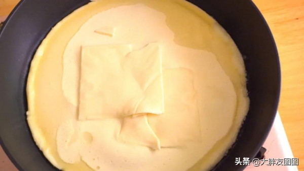 原以為是個蛋卷,一刀切開,口水直流 原以為是個蛋卷,一刀切開,口水直流