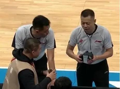 汪梅將違體強行改判普犯，79號裁判袁寧鵬，苦笑兼搖頭無奈執行