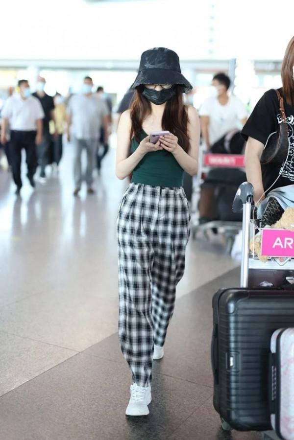 鄭合惠子這樣穿真養眼，吊帶衫+格子褲文藝隨和，還打造出好身材