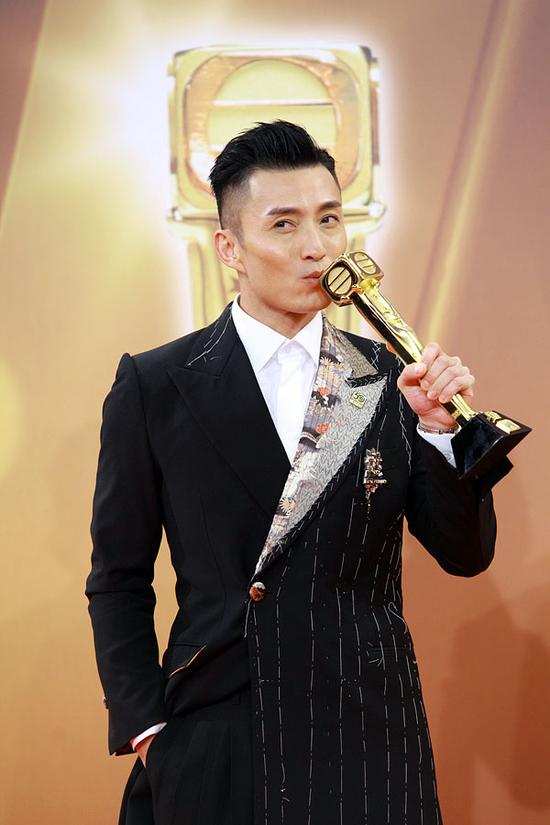 TVB小生陳山聰做客好友節目,含淚提及已逝父親,自覺有愧 TVB小生陳山聰做客好友節目,含淚提及已逝父親,自覺有愧