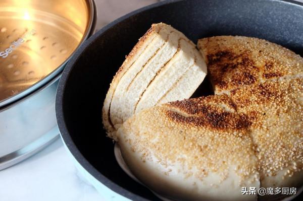 自從學會這個芝麻發麵餅，其它餅都不香了，先蒸後烙，味道好極了