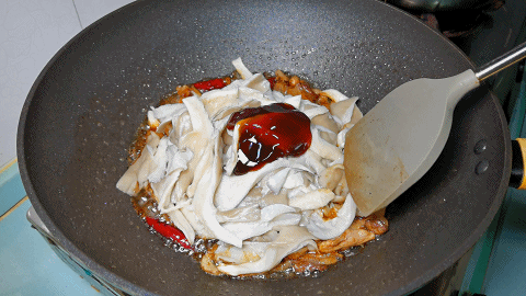 1塊豬肉,1把平菇,做出超下飯的家常菜,葷素都有,鮮香味美 1塊豬肉,1把平菇,做出超下飯的家常菜,葷素都有,鮮香味美