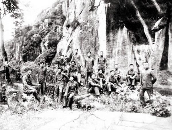 致敬!洛陽100歲抗戰老兵劉六夫坦克碾壓下活命,送兒孫6人進軍營 致敬!洛陽100歲抗戰老兵劉六夫坦克碾壓下活命,送兒孫6人進軍營