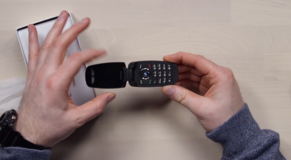 美國小夥斥巨資買中國老年手機，想證明質量不好，測試後連買10臺