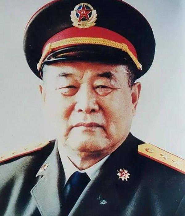 李德生追悼會:李訥與丈夫同行,解放軍抬棺徐行,老鄉盼將軍歸根 李德生追悼會:李訥與丈夫同行,解放軍抬棺徐行,老鄉盼將軍歸根