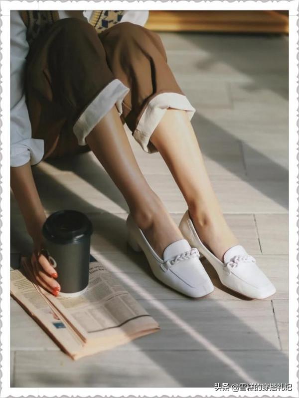 女人45歲以後,不管穿褲子還是裙子,少穿這2種鞋子,低階沒氣質 女人45歲以後,不管穿褲子還是裙子,少穿這2種鞋子,低階沒氣質