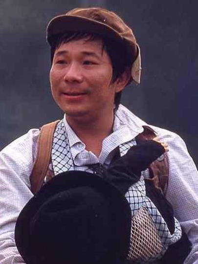 《龍游天下》丁五味，51歲在遊覽車當推銷員，他爸還曾是著名諧星