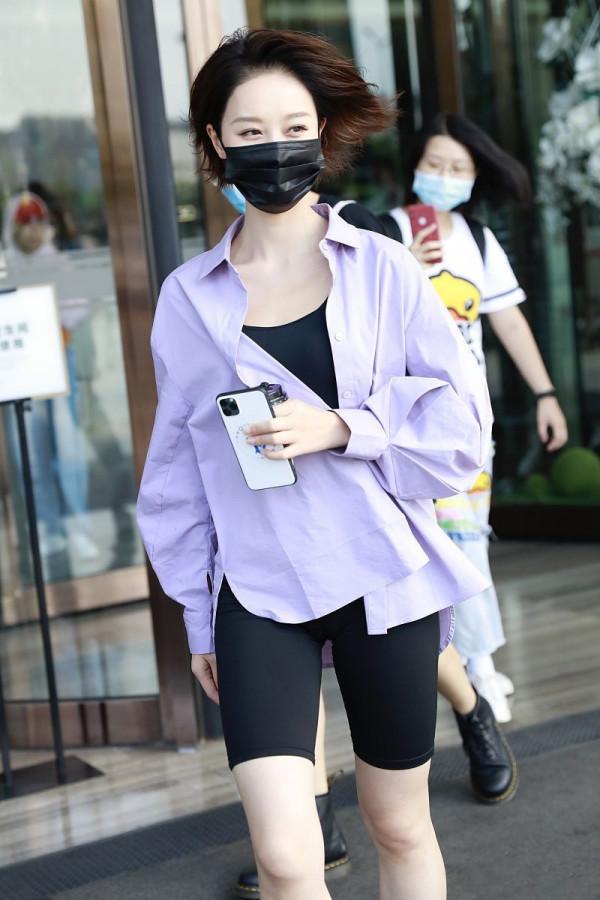 以前覺得藍盈瑩瘦而不幹,這次風衣套低領衫太顯單薄,少了女人味 以前覺得藍盈瑩瘦而不幹,這次風衣套低領衫太顯單薄,少了女人味