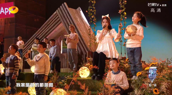 湖南臺跨年：龔俊唱得難聽卻自信，王一博胖了，楊紫出場收視最高