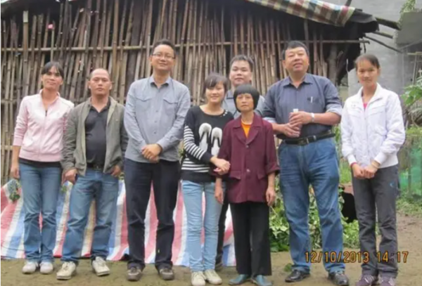 2015年，中學校長莫振高離世，當地花圈售罄，數千人沿街痛哭相送