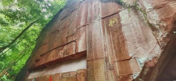 探訪四川青神中巖寺摩崖造像：2492尊佛像遍佈全山 119則名人題記琳琅滿目