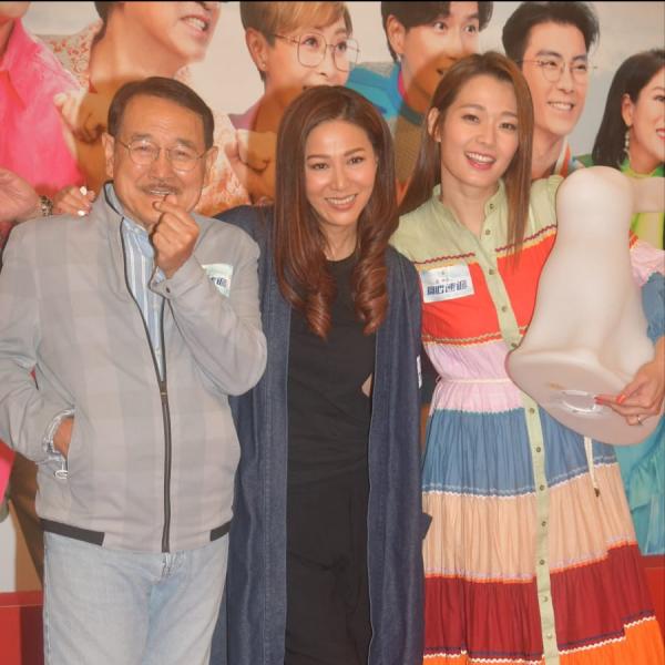 劉愷威楊冪都忙工作,7歲小糯米跟爺爺奶奶過中秋,約同學玩燈籠 劉愷威楊冪都忙工作,7歲小糯米跟爺爺奶奶過中秋,約同學玩燈籠