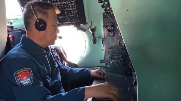 兩鬢斑白的飛行教官,最後一次同戰鷹起飛…… 兩鬢斑白的飛行教官,最後一次同戰鷹起飛……