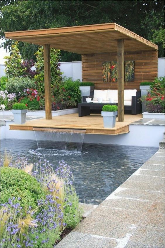 院子裡留一塊地搭涼亭，師傅經驗足地基提前抬高30公分，乘涼消暑