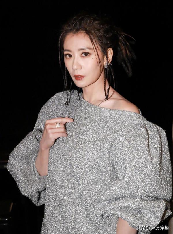 賈靜雯的顏值真是無敵了，一襲白色V領連衣裙優雅高貴，成熟精緻