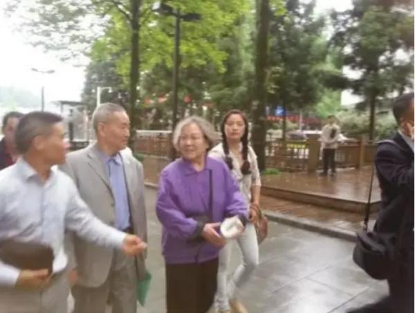 08年,朱德後人到耒陽尋人,見到伍天曉:沒有你姑媽,就沒有朱德 08年,朱德後人到耒陽尋人,見到伍天曉:沒有你姑媽,就沒有朱德