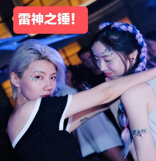 霍姓藝人現狀曝光,時隔一個多月首次出門,帽子不敢摘怕被認出 霍姓藝人現狀曝光,時隔一個多月首次出門,帽子不敢摘怕被認出