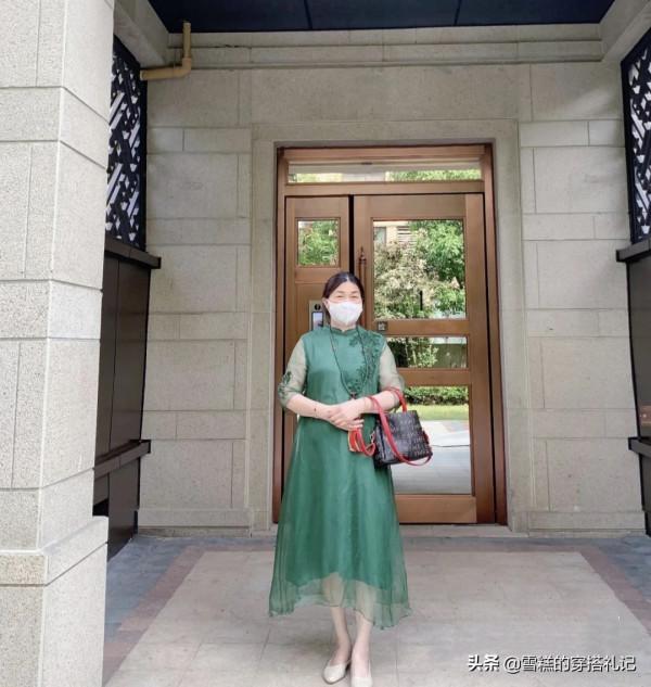 有肚子的女人別隻會“塞衣角”，學詠梅的顯瘦穿法，藏肉又時髦