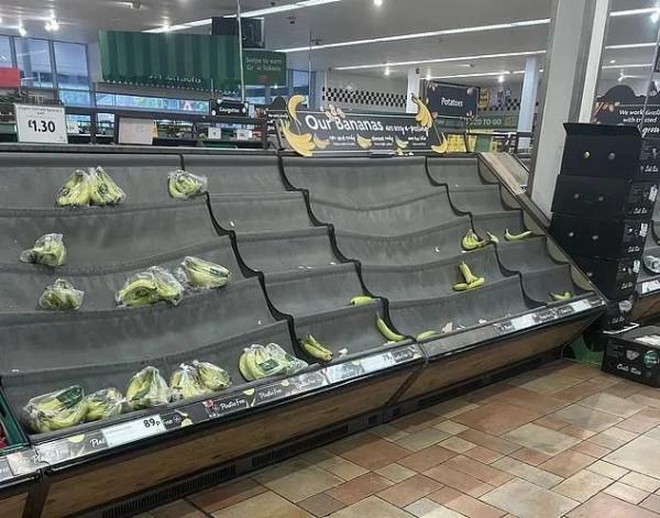 英國多家超市現“紙片商品”,網友調侃:真·畫餅充飢 英國多家超市現“紙片商品”,網友調侃:真·畫餅充飢