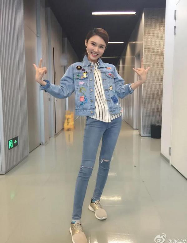 央視《詩詞大會》主持人龍洋驚豔寫真集 央視《詩詞大會》主持人龍洋驚豔寫真集