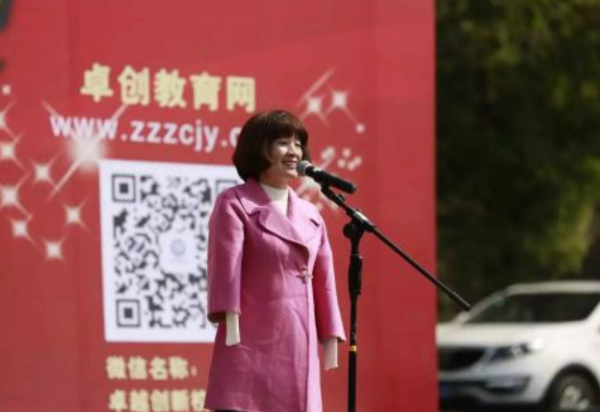 無臂女孩李智華:用腳寫書法獲全國大獎,專家:不夠格,是鬼畫符 無臂女孩李智華:用腳寫書法獲全國大獎,專家:不夠格,是鬼畫符