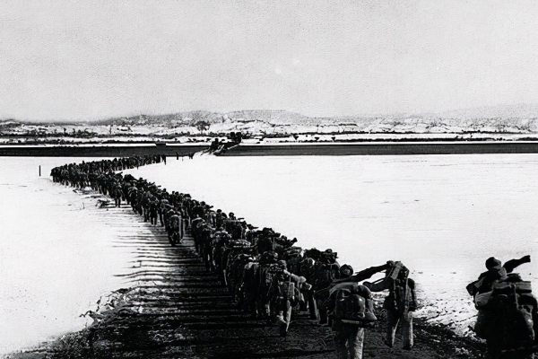 十八歲小戰士，上趟廁所竟失聯部隊？直面美軍推進結局如何？