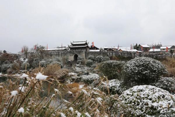 春雪紛飛染冬色 黔地皚皚似北國