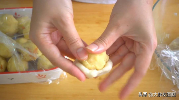 2斤無糖綠豆餅，一出爐就搶光了，皮薄餡大，沒有烤箱也能做