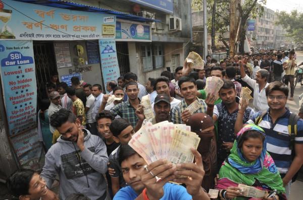 美國一天抽水1.4萬億，多個國家被迫宣佈加息，印度GDP卻漲破紀錄？