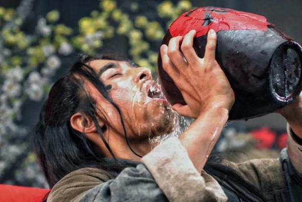 景陽崗武松喝了18碗酒，外加2斤熟牛肉，正常人能吃下這麼多嗎？