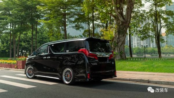 未成年高中生打造素雅埃爾法,全身名牌改件加起來超過16萬 未成年高中生打造素雅埃爾法,全身名牌改件加起來超過16萬