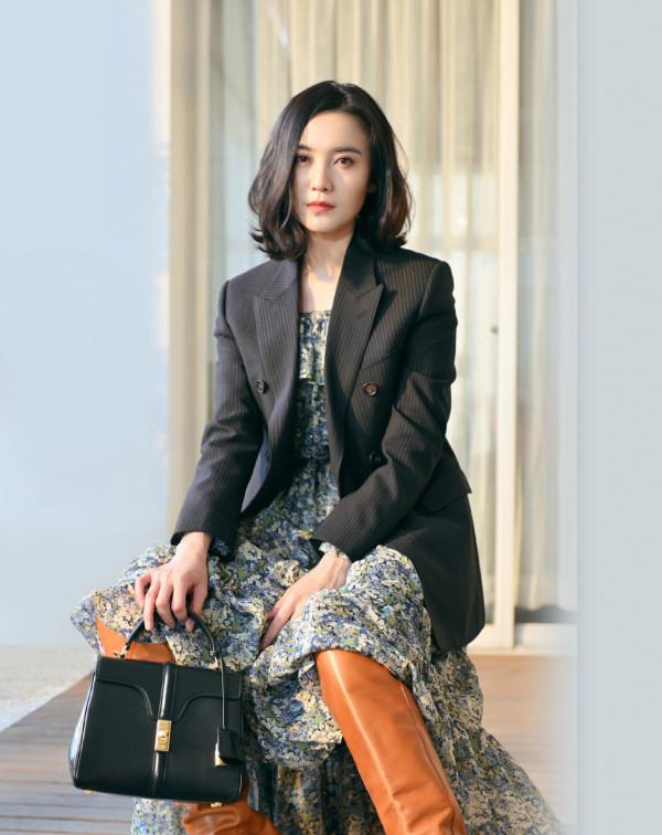 宋佳這模樣真不像40歲，穿碎花裙配條紋西裝，面板過於嬌嫩了