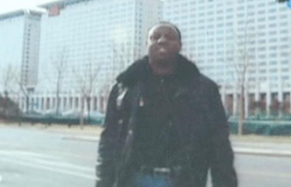 11年前，浙江農村奶奶收養了一個黑人小男孩巴比，如今怎麼樣了？