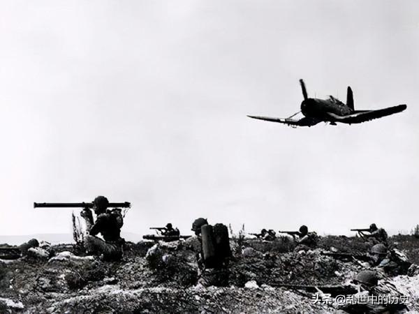 180師通訊員膽大心細，向參謀長獻計，沿著敵機轟炸的方向突圍