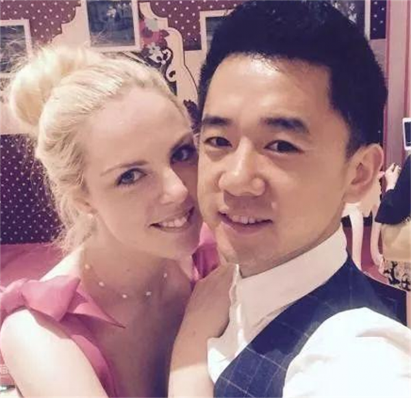 澳洲白富美遠嫁中國小夥，驚動全村近千人圍觀，今因疫情分居兩地