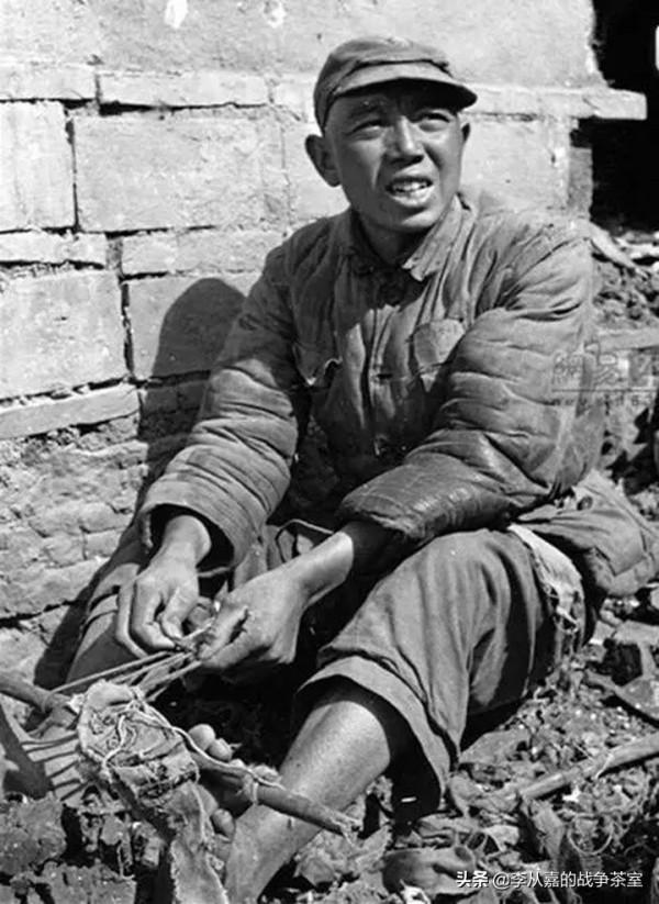 都帶著青天白日的標誌 如何區分國軍共軍 答案是:穿好鞋的就是共軍 都帶著青天白日的標誌 如何區分國軍共軍 答案是:穿好鞋的就是共軍