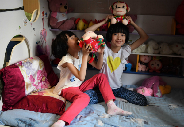 11年前，60歲失獨母親冒死生下雙胞胎，如今一家四口現狀如何？