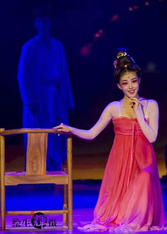 獨家專訪北京青年舞者何林謙——為華夏而舞的迤邐之蓮 獨家專訪北京青年舞者何林謙——為華夏而舞的迤邐之蓮