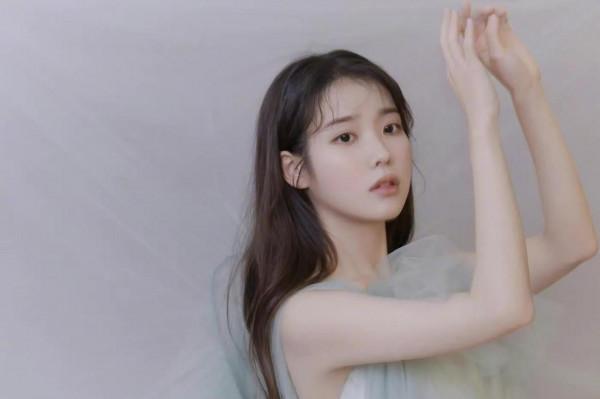 IU &ZeroWidthSpace;&ZeroWidthSpace;&ZeroWidthSpace;禮服太美了