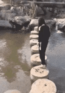 眼力測試！如果你看到的是一群人在游泳，那趕緊去看醫生吧