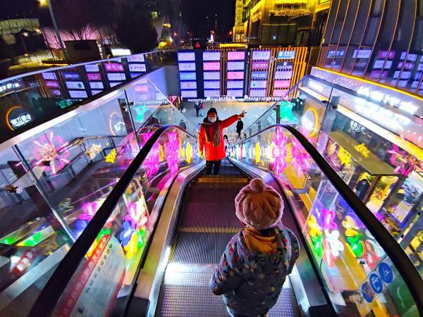 不用去龍慶峽，北京四環邊就藏著免費冰燈展，還有炫酷的冰迷宮