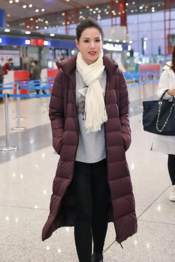 “小龍女”李若彤高調走機場,棕紅色羽絨服優雅時髦,看不出55歲 “小龍女”李若彤高調走機場,棕紅色羽絨服優雅時髦,看不出55歲