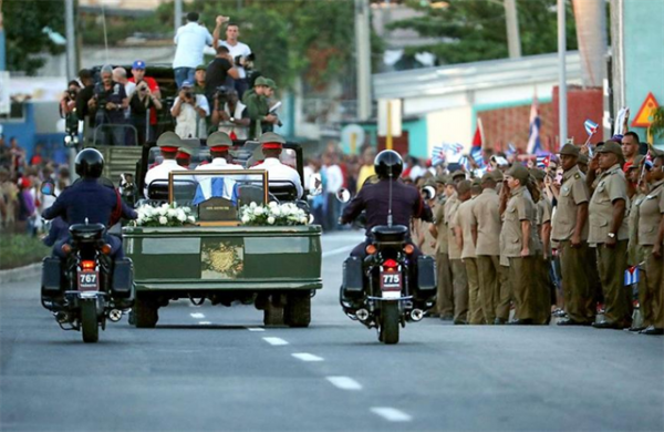 卡斯特羅葬禮：靈車突然中途拋錨，墓地樸素簡陋