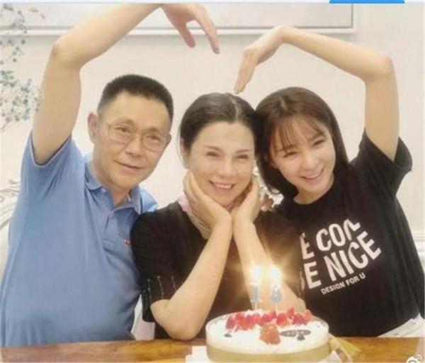 網友曬父母合照,年輕對比20年後,完美詮釋了啥叫“驚豔了時光” 網友曬父母合照,年輕對比20年後,完美詮釋了啥叫“驚豔了時光”