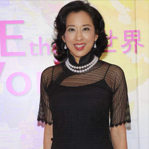 郭晶晶出席活動，穿黑色旗袍上衣氣質脫俗，和公公同框氣場也不輸