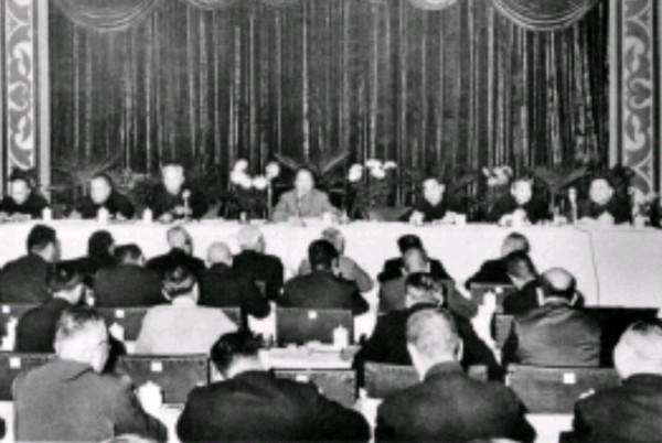 雖然有抗美援朝的影響，新中國初期的經濟仍獲得大發展，原因何在