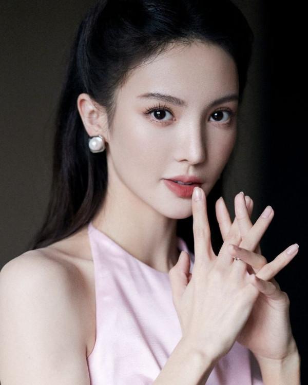 金晨一身淺粉修身長裙,簡約典雅宛如蘭花,每個角度都讓人心動 金晨一身淺粉修身長裙,簡約典雅宛如蘭花,每個角度都讓人心動