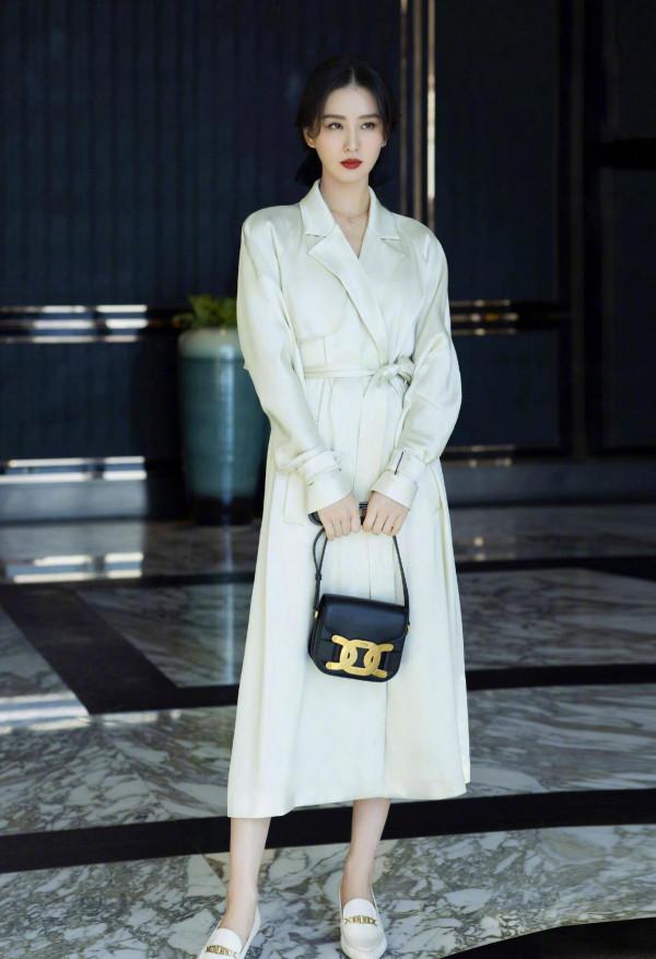 有一種優雅叫“劉詩詩”，穿緞面長裙簡約卻有氣質，名媛範十足