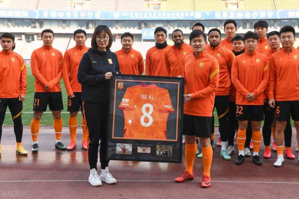 封存球衣、列隊歡送，武漢隊姚翰林，怎成了中國足球第一人？
